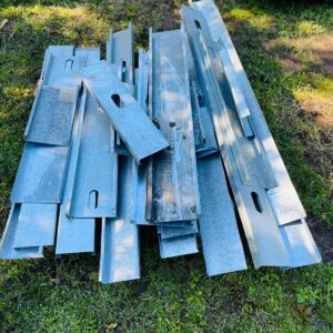 Pallet con recortes de perfiles galvanizados