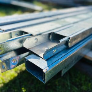 Lote x24 perfiles galvanizados 1,40 x 0,09m; 1,65 x 0,09m