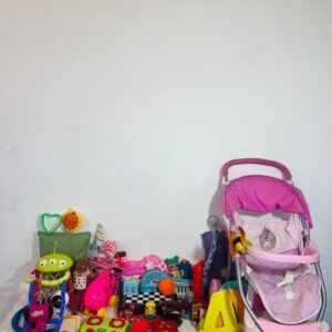 Lote x52 juguetes varios: coche, pelota armas, inflable, sonajero y otros