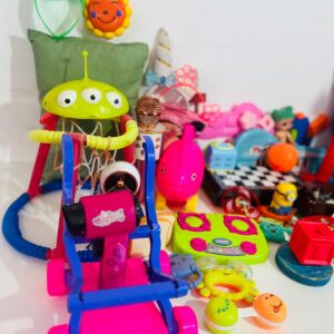 Lote x52 juguetes varios: coche, pelota armas, inflable, sonajero y otros