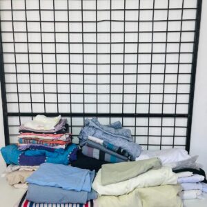 Lote x45 prendas usadas: juegos de sabanas, sabanas, fundas de almohadas y uniformes