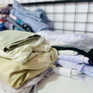 Lote x45 prendas usadas: juegos de sabanas, sabanas, fundas de almohadas y uniformes