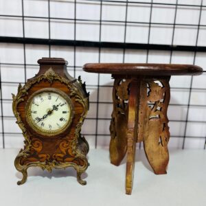 Antiguo reloj en madera + mesita en madera tallada