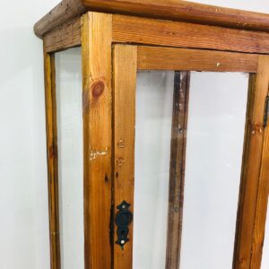 Vitrina en pinotea 1,47x0,55x0,47 m