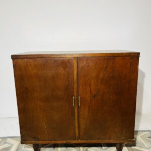 Mueble amerciano 2 puertas con 4 estantes: 86x82x41 cm