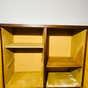 Mueble amerciano 2 puertas con 4 estantes: 86x82x41 cm