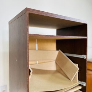Zapatera en mdf, con detalles: 1,30x0,62x0,45 m