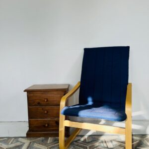 Lote x2: silla mecedora con almohadón y mesa de luz