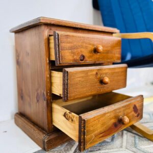 Lote x2: silla mecedora con almohadón y mesa de luz