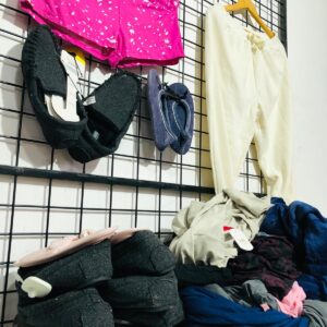 Lote x41 prendas: pantuflas, vestidos, pantalones, mallas, remeras y otros