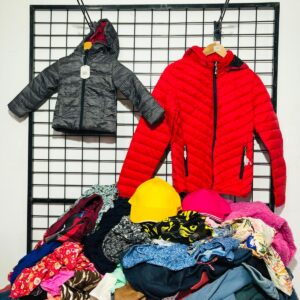 Lote x100 prendas: camperas, jeans, shorts, vestidos, y otros