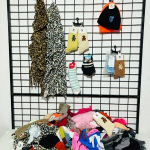 Lote x100 prendas: bufandas, gorros, medias, guantes y otros