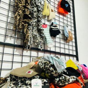 Lote x100 prendas: bufandas, gorros, medias, guantes y otros