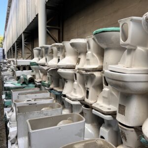 Lote con 1400 piezas de loza para baño (PRECIO EN DÓLARES)