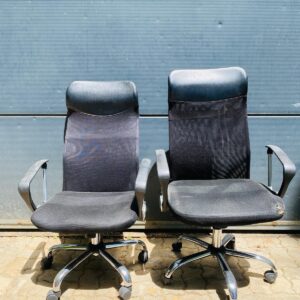 Lote x2 sillas de escritorio, una con detalles