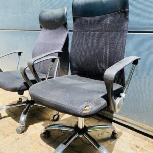 Lote x2 sillas de escritorio, una con detalles