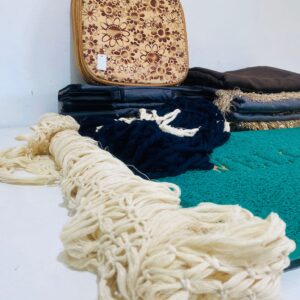 Lote x19 articulos: alfombras, hamaca paraguaya, cortina, cubre sillas y otros