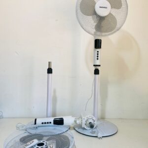 Lote x2 ventiladores DAEWOO, con control remoto, 1 desarmado funciona, el otro esta desarmado.
