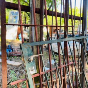 Lote x4 art: puerta de reja, tramos de reja y otros.