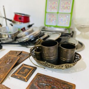 Lote x38 artículos: ollas, tapas, bandejas, inflador, adornos, jarras y otros