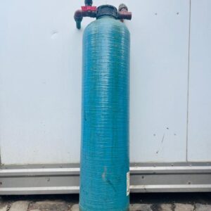 Tanque hidroneumático en fibra de vidrio, con canillas 95x24cm.