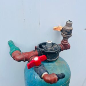 Tanque hidroneumático en fibra de vidrio, con canillas 95x24cm.