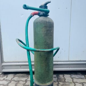 Tanque hidroneumático en fibra de vidrio, con manguera 90X22cm