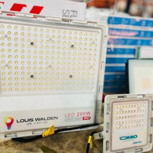 Lote x13 focos led varias marcas: 50,150 y 200 W LOUIS WALDEN, OMIO, VIVION