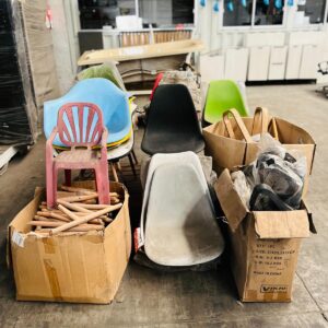 Lote x29 sillas de pvc de colores + 200 patas