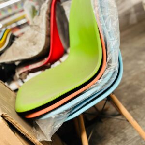 Lote x29 sillas de pvc de colores + 200 patas