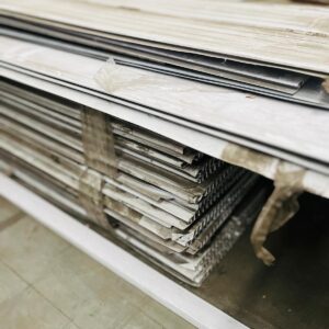 Lote x 119 unidades de cielorraso de pvc, colores varios