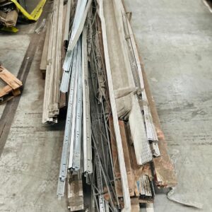 Pallet de varios: cerchas, perfiles y zócalos, 60 tablas