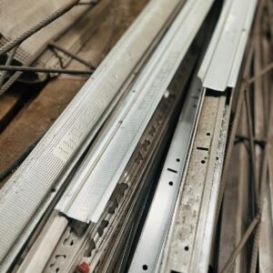 Pallet de varios: cerchas, perfiles y zócalos, 60 tablas