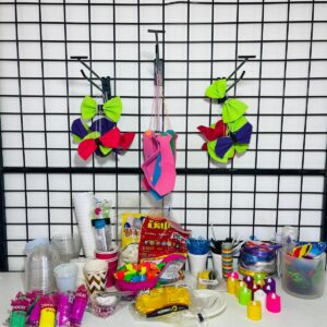 Lote x166 artículos de cotillón: globos, moños, mariposas, corbatas y otros