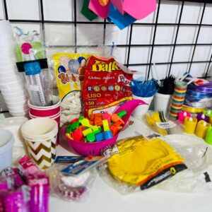 Lote x166 artículos de cotillón: globos, moños, mariposas, corbatas y otros
