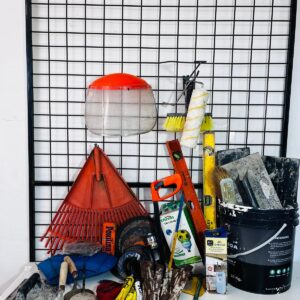 Lote de herramientas varias: brocha, pinza, regla, nivel y otros