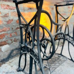 Mesa rústica con base de hierro y tapa en vidrio (Base de máquina coser)