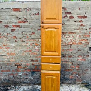 Mueble vertical 3 puertas 2 cajones, lustre claro