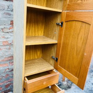Mueble vertical 3 puertas 2 cajones, lustre claro