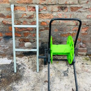 Escalera de piscina + enrollador de manguera