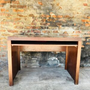 Escritorio en madera lustre oscuro: 1,10x0,78x0,66 m