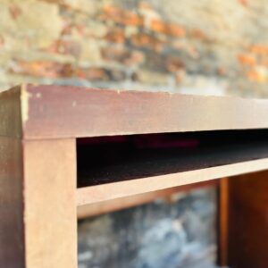 Escritorio en madera lustre oscuro: 1,10x0,78x0,66 m