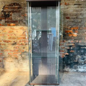 Vitrina chica en mdf con puerta y estantes en vidrio 1,66x0,61x0,36 m
