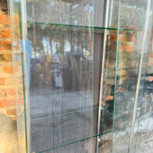 Vitrina chica en mdf con puerta y estantes en vidrio 1,66x0,61x0,36 m