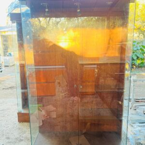 Vitrina en madera y vidrio con puerta y estantes en vidrio 2,05x1,20x0,40 m