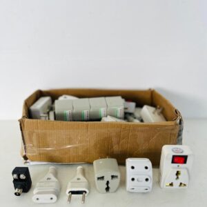 Lote x50 artículos de electricidad: enchufes y adaptadores varios