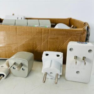 Lote x50 artículos de electricidad: enchufes y adaptadores varios