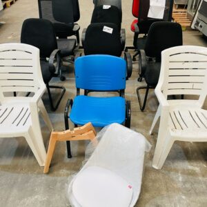 Lote x14 sillas varias con detalles