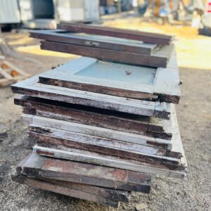 Lote x15 aberturas: hojas de puerta y ventanas en madera. Con detalles