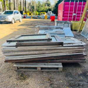 Lote x15 aberturas: hojas de puerta y ventanas en madera. Con detalles